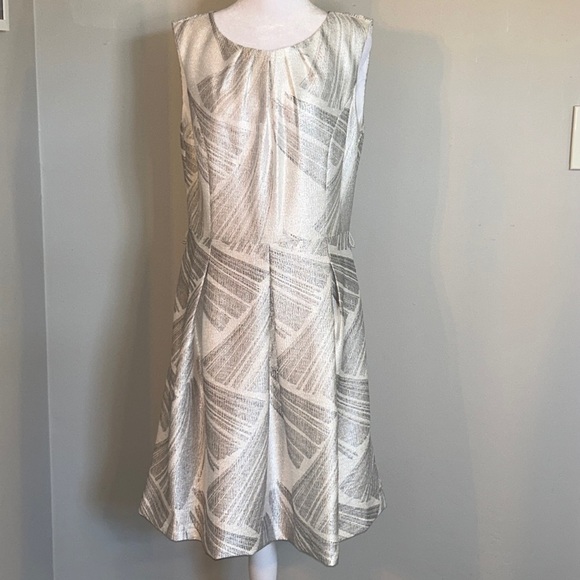 Ellen Tracy Gorgeous White & Silver Dress With Pleating Size 10 - Picture 1 of 9